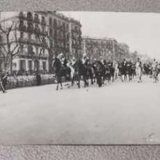 Postales: FOTOGRAFIA DE DESFILE MILITAR DE CABALLERIA, BARCELONA, AÑO 1913, MIDE 26 X 9 CMS.