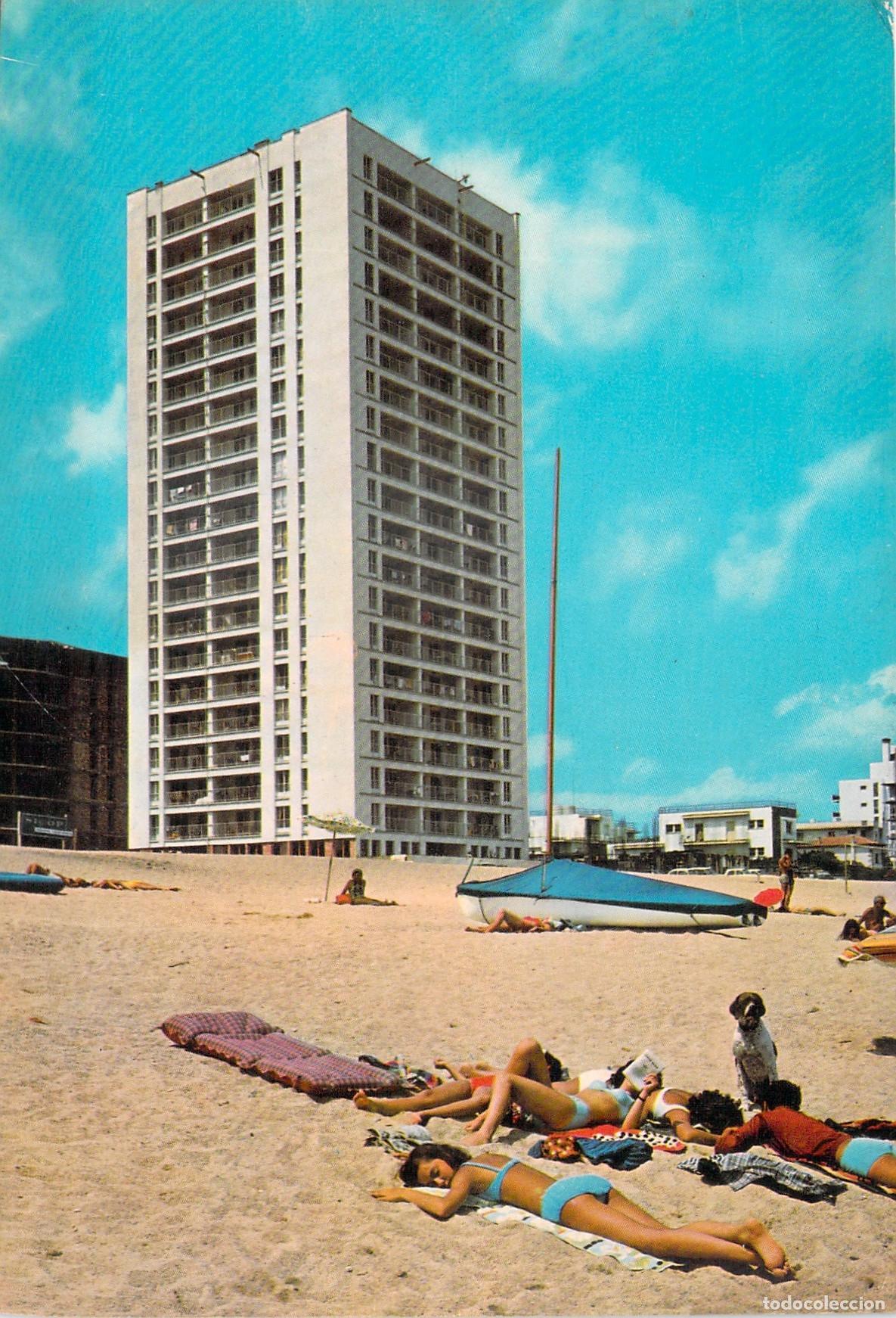 Postales: Postal Playa de Aro Costa Brava Edificio Sun-Tower y Veraneantes en Playa - Foto 1