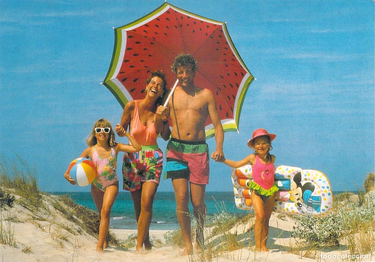 Postales: Postal de Familia Disfrutando en la Playa con Sombrilla de Sand&iacute;a