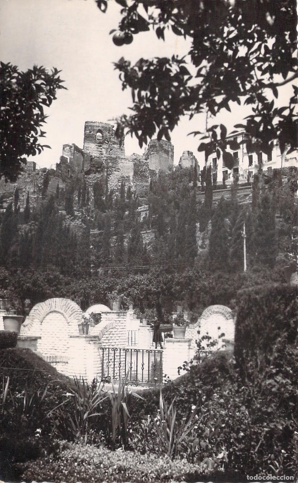 Postales: Postal de los Jardines del Ayuntamiento en M&aacute;laga con Alcazaba al fondo