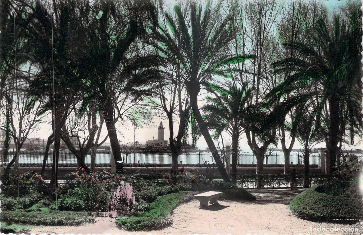 Postales: Postal de los Jardines del Parque en M&aacute;laga con Vista a La Farola