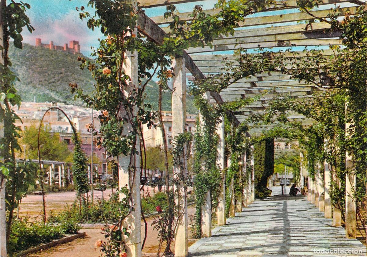 Postales: Postal de Ja&eacute;n: Vista del Parque de la Victoria y Castillo de Santa Catalina