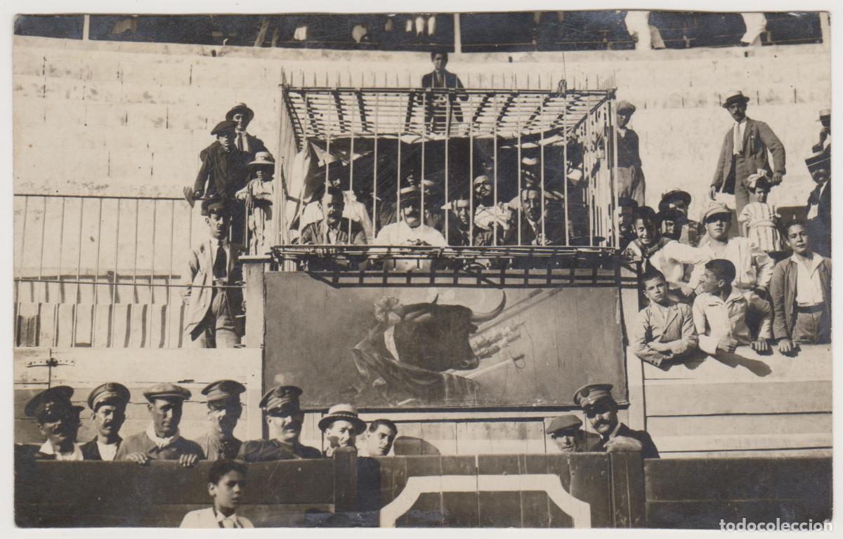 Postales: TARJETA POSTAL - ESCENA DE UNA GRADA EN UNA PLAZA DE TOROS - FOTOGRAFIA CASAU CARTAGENA