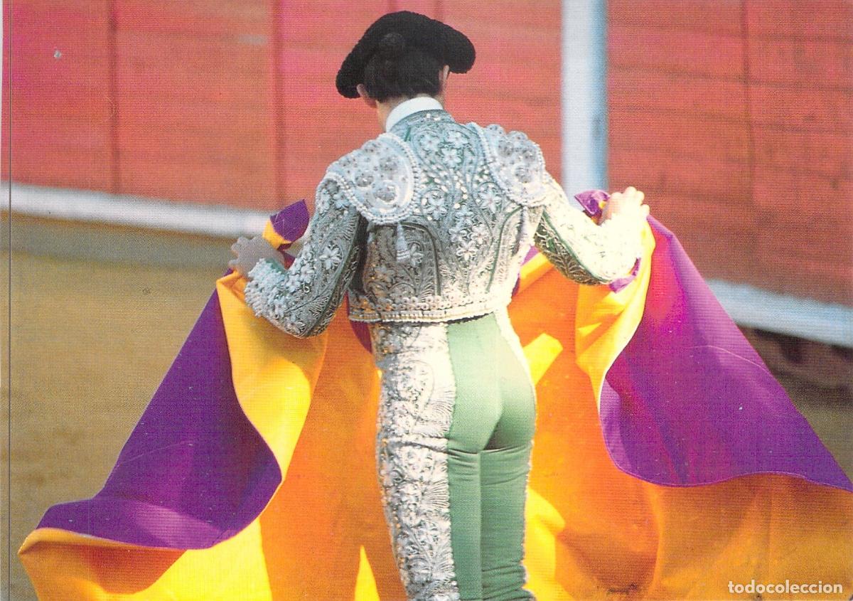 Postales: Postal de Tauromaquia: Torero Realizando un Capotazo en la Plaza