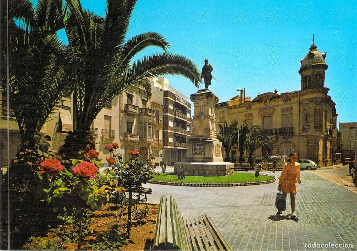 Postales: Postal de Novelda, Alicante: Plaza de Espa&ntilde;a y Monumento a Jorge Juan
