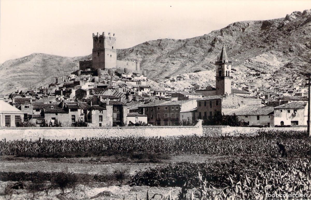 Postales: Postal de Vista Parcial de Villena con Castillo de la Atalaya