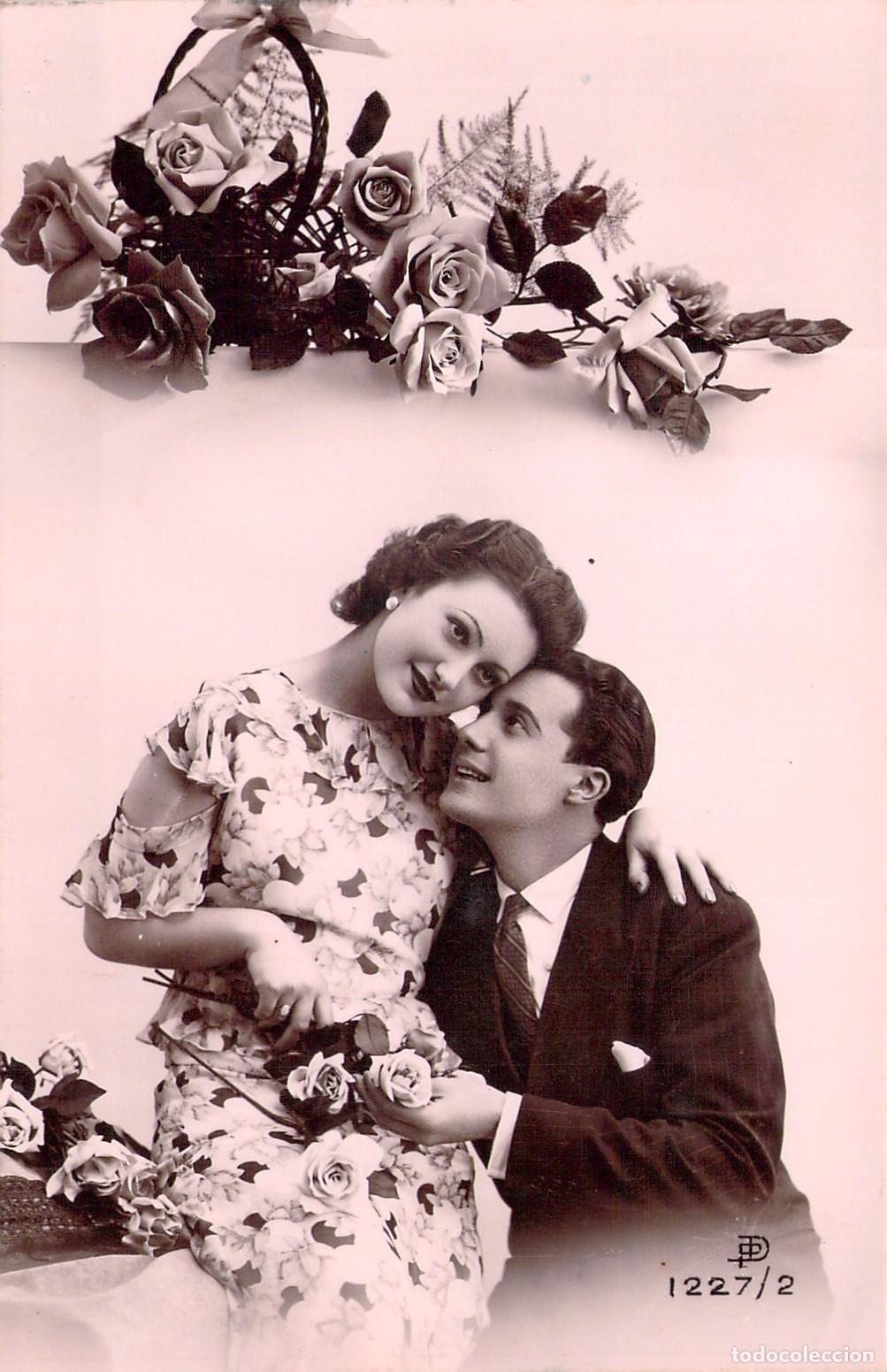 Postales: Postal Rom&aacute;ntica de Pareja Enamorada con Rosas