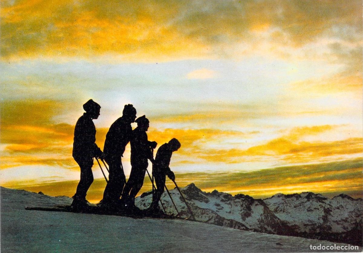 Postales: Postal Baqueira Beret Atardecer con Esquiadores en el Alto Ar&aacute;n