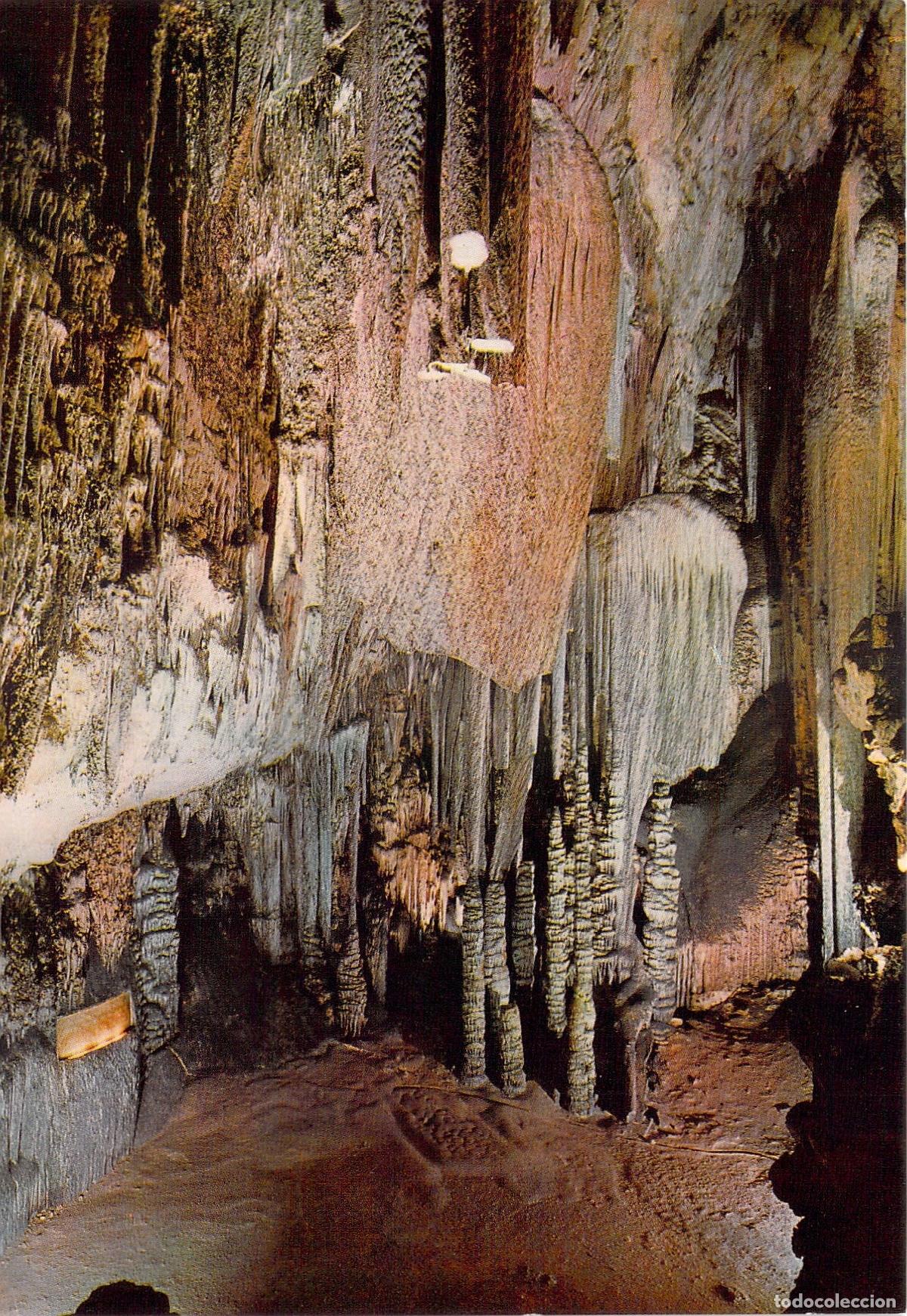 Postales: Postal de la Cueva de Art&agrave; en Mallorca Sal&oacute;n de las Banderas