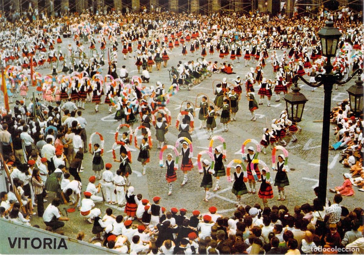 Postales: Postal de Vitoria: Fiesta vasca infantil y danza tradicional en Plaza de Espa&ntilde;a
