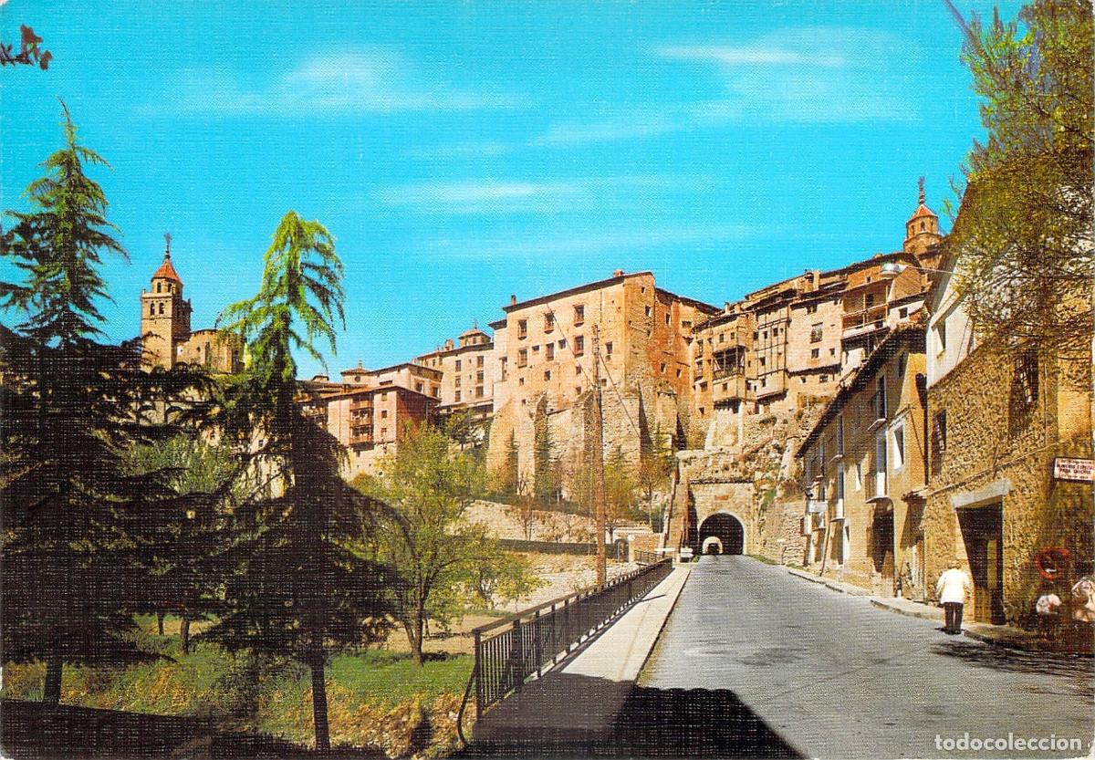 Postales: Postal de las Casas Colgadas y entrada de la ciudad de Albarrac&iacute;n