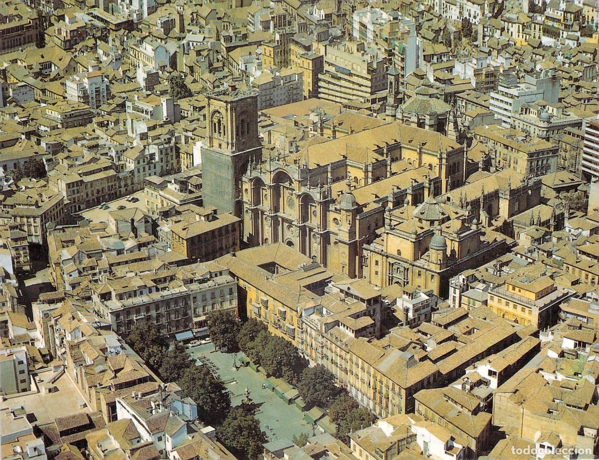 Postales: Postal de Granada vista a&eacute;rea de la Catedral y Plaza Bib-Rambla