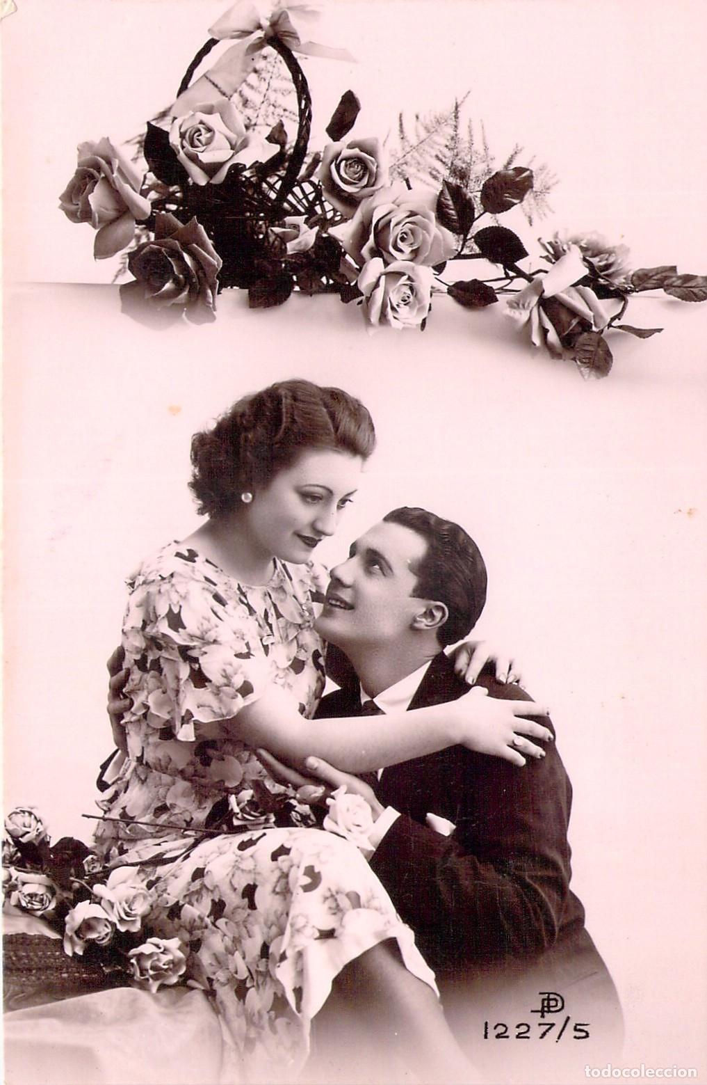 Cartoline: Postal de pareja rom&aacute;ntica con rosas, fabricada en Espa&ntilde;a