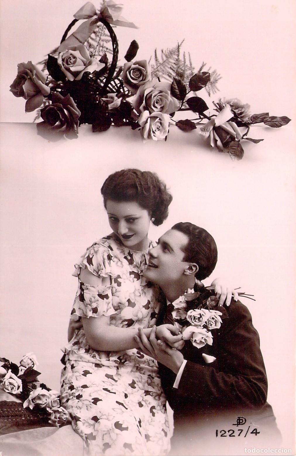 Cartoline: Postal de pareja rom&aacute;ntica con flores