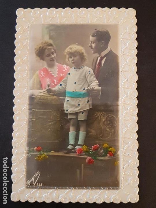 Postales: POSTAL EN RELIEVE PADRES E HIJA - Foto 1
