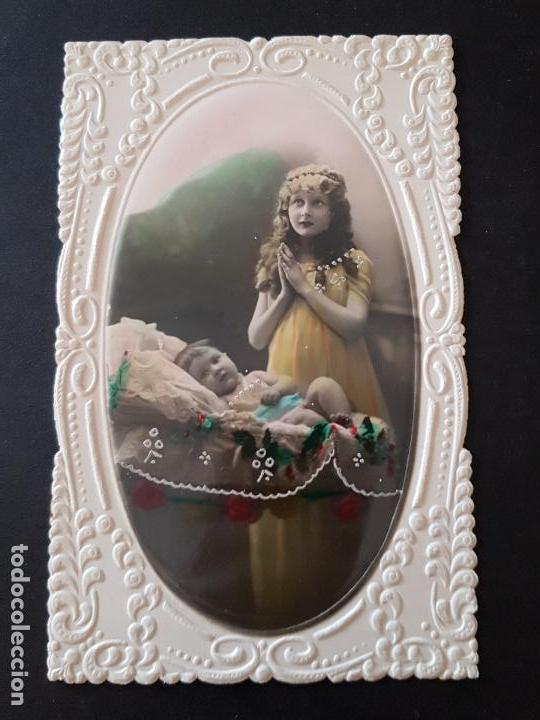 Postales: POSTAL EN RELIEVE NI&Ntilde;A CON BEBE - Foto 1