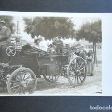 Postales: POSTAL FOTOGRÁFICA FAMILIA REAL ESPAÑOLA. CARRUAJE. MONARQUÍA ALFONSO XIII. . Lote 178446901