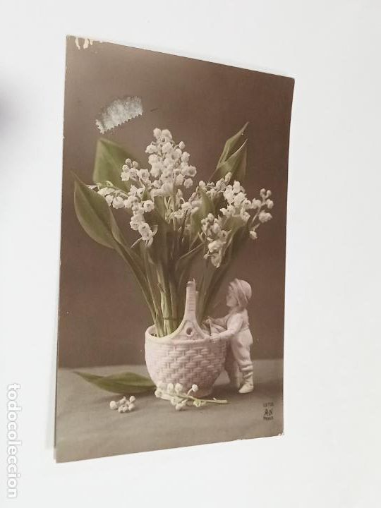Postkarten: TARJETA POSTAL. JARRON SIMULANDO EL MINBRE CON NI&Ntilde;O DE CERAMICA SUJETANDOLO Y FLORES BLANCAS