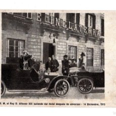 Postales: S. M. EL REY D. ALFONSO XIII SALIENDO DEL HOTEL DESPUÉS DE ALMORZAR. 14 DICIEMBRE, 1915. MONARQUIA.. Lote 400814424