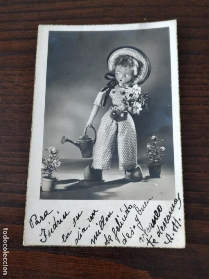 Postales: MU&Ntilde;ECA REGANDO POSTAL - Foto 1