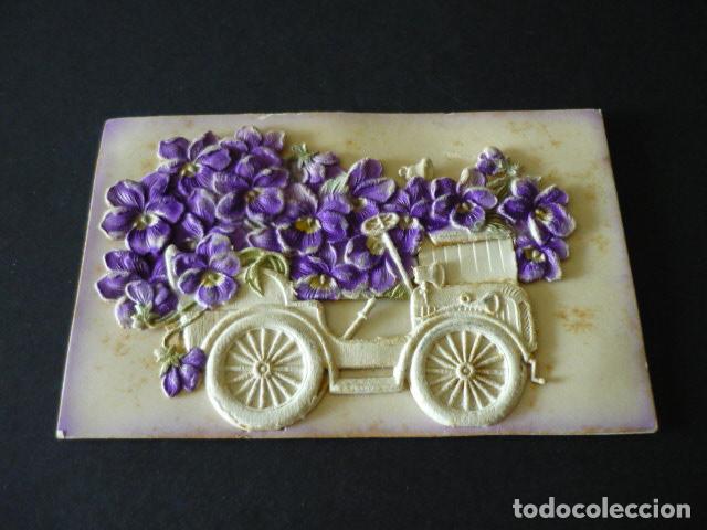 Postales: COCHE CON FLORES EN RELIEVE POSTAL - Foto 1