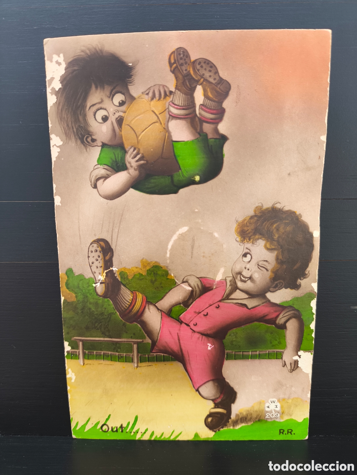 Postales: Antigua postal ilustrada sonora con pito en el interior escena de f&uacute;tbol ni&ntilde;os 1927