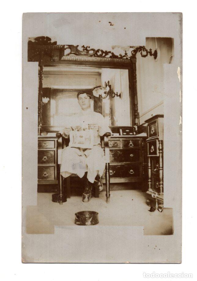 Postales: CAPTURA HOMBRE EN UNA BARBER&Iacute;A O PELUQUER&Iacute;A ANTIGUA. POSTAL FOTOGR&Aacute;FICA.