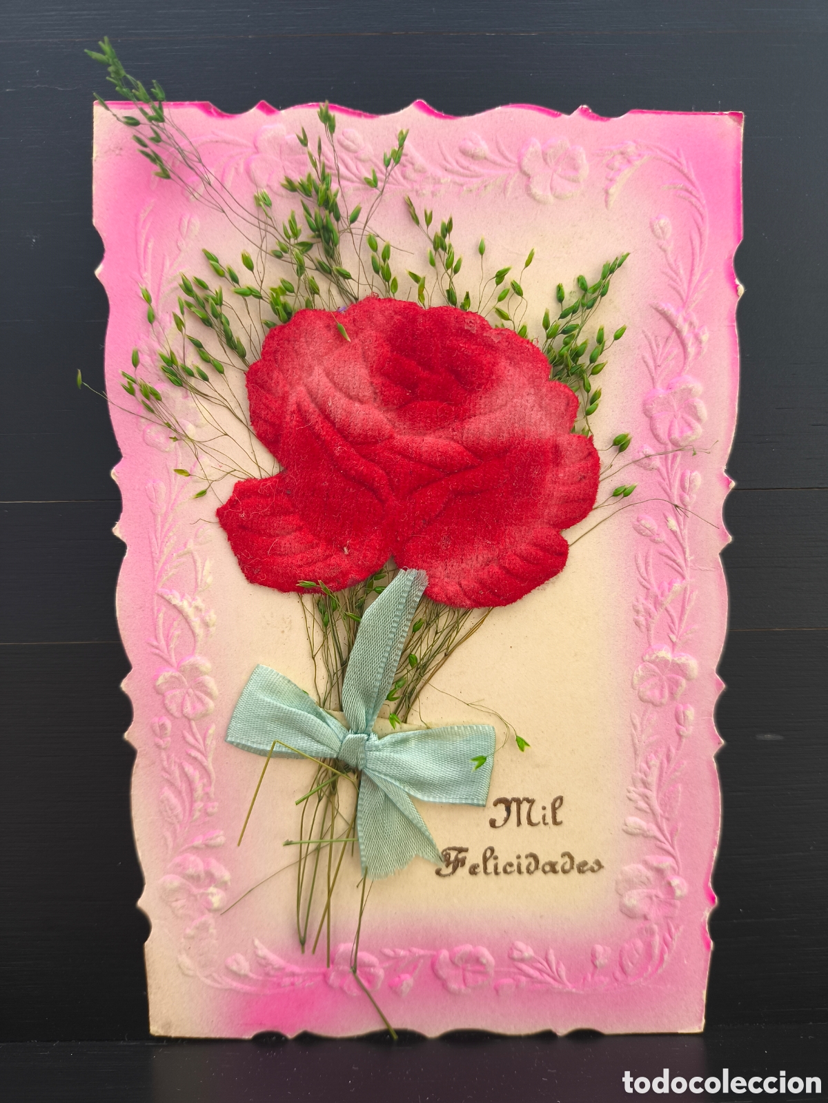 Postales: Antigua postal tarjeta troquelada relieve tela textil aterciopelada Rosa Mil Felicidades