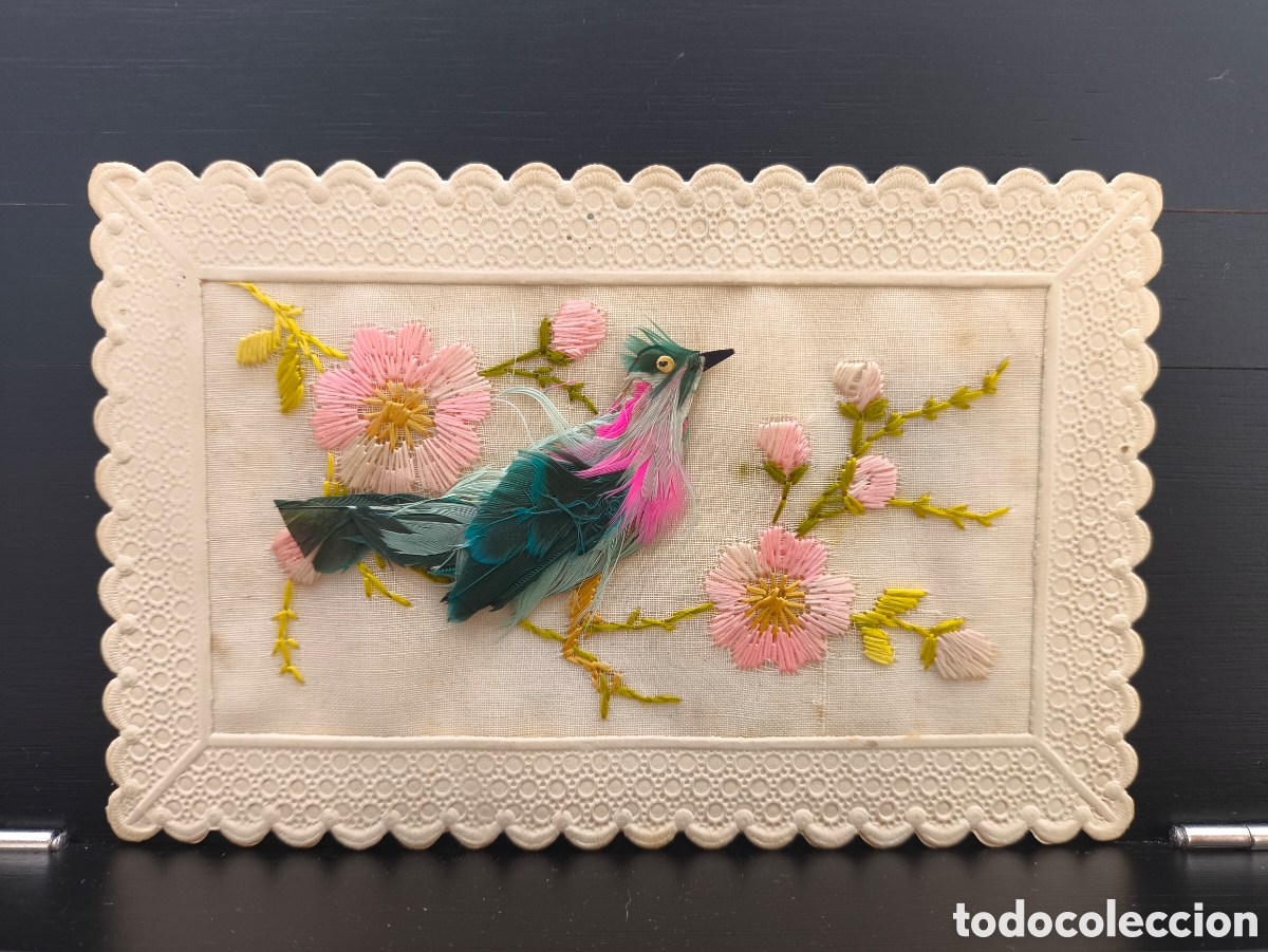 Postales: Antigua postal relieve tela P&aacute;jaro con plumas reales de colores entre flores bordadas hilo seda 1927