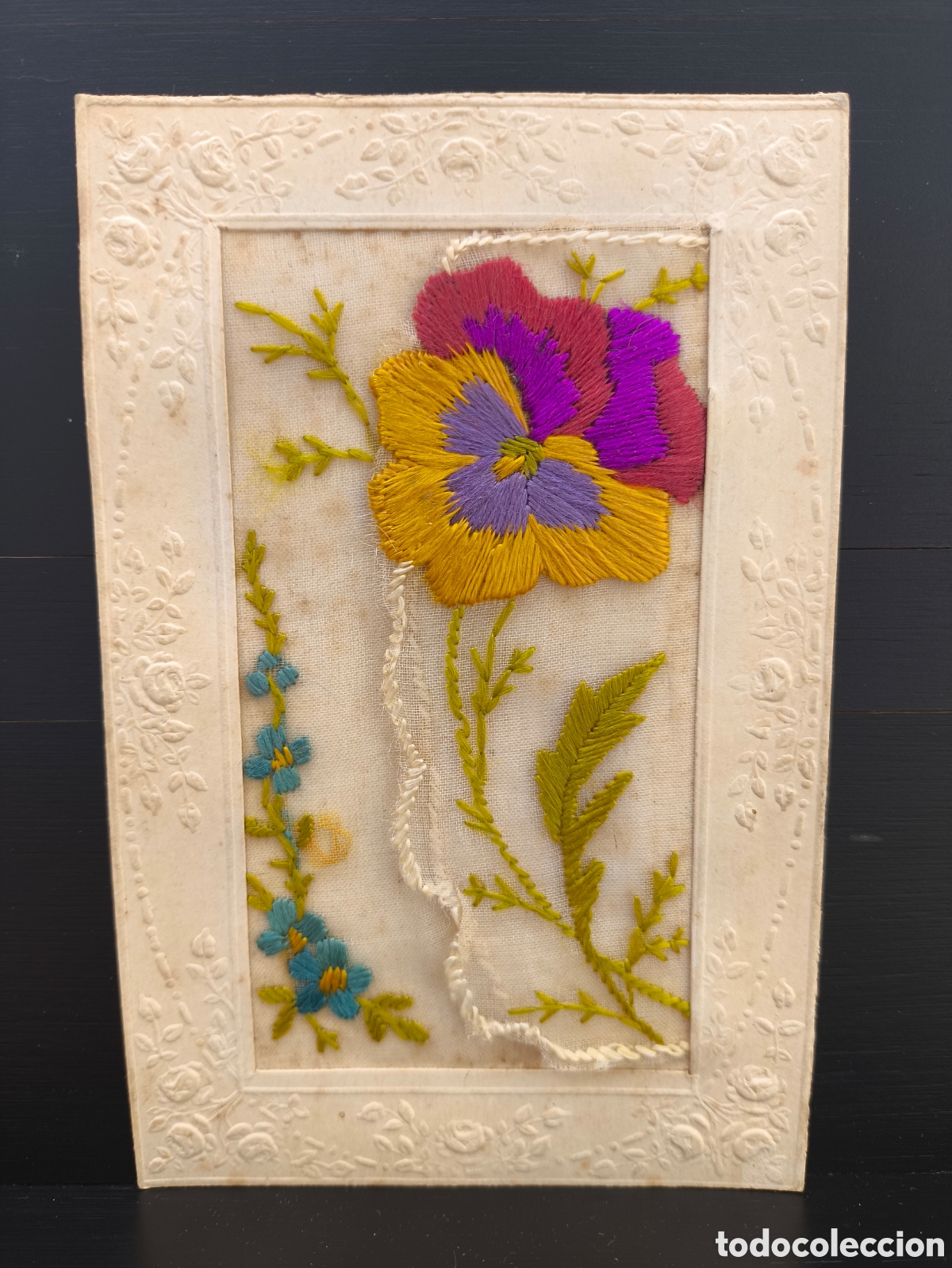 Postales: Antigua postal relieve textil tela bordada hilo de seda flores pensamientos