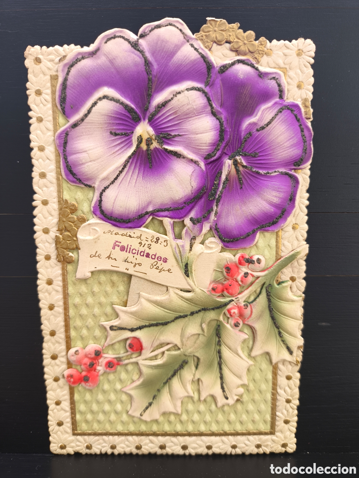 Postales: Antigua postal troquelada relieve purpurina Felicidades flores pensamientos margaritas acebo 1912