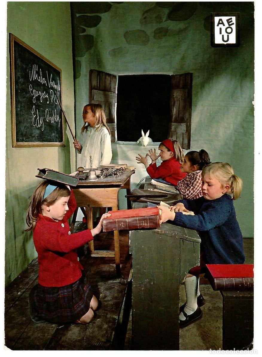 Postales: COLECCION PROFESIONES N&ordm; 1 MAESTRA DE ESCUELA / ESCUDO DE ORO / SIN FRANQUEAR PERO ESCRITA