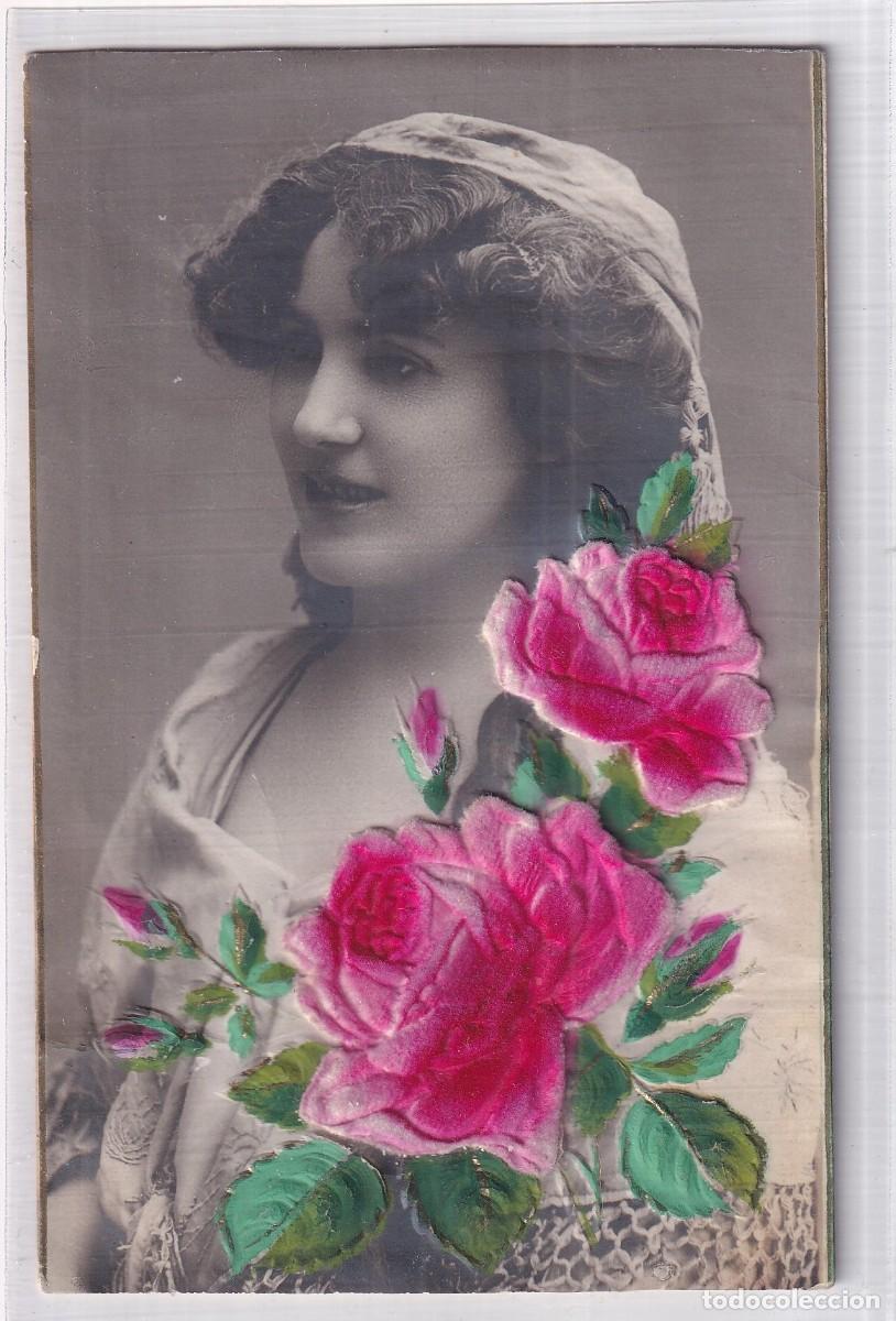 Postales: Postal mujer con flores en relieve. Circulada.