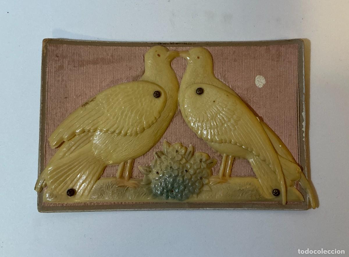 Postales: Postal antigua relieve celuloide con pareja de palomas &ndash; rom&aacute;ntica &ndash; ca. 1905-1925