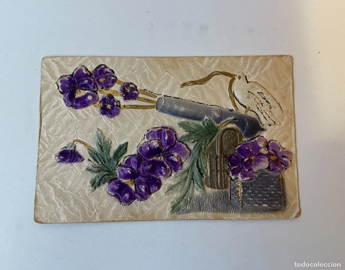 Postales: Postal antigua gofrada en relieve con violetas y ave &ndash; Art Nouveau &ndash; ca. 1905-1920