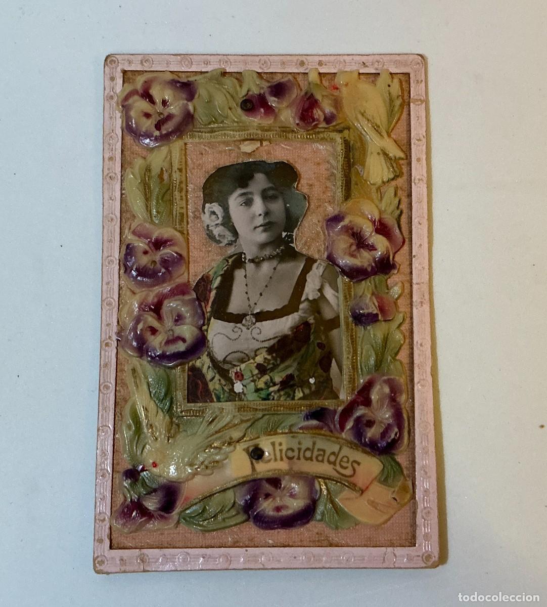 Postales: Postal antigua en relieve &rdquo;Felicidades&rdquo; con retrato femenino y pensamientos &ndash; 1916