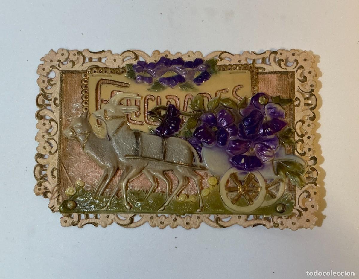 Postales: Postal antigua troquelada &rdquo;Felicidades&rdquo; con carro floral y ciervo &ndash; relieve celuloide ca. 1905-1920