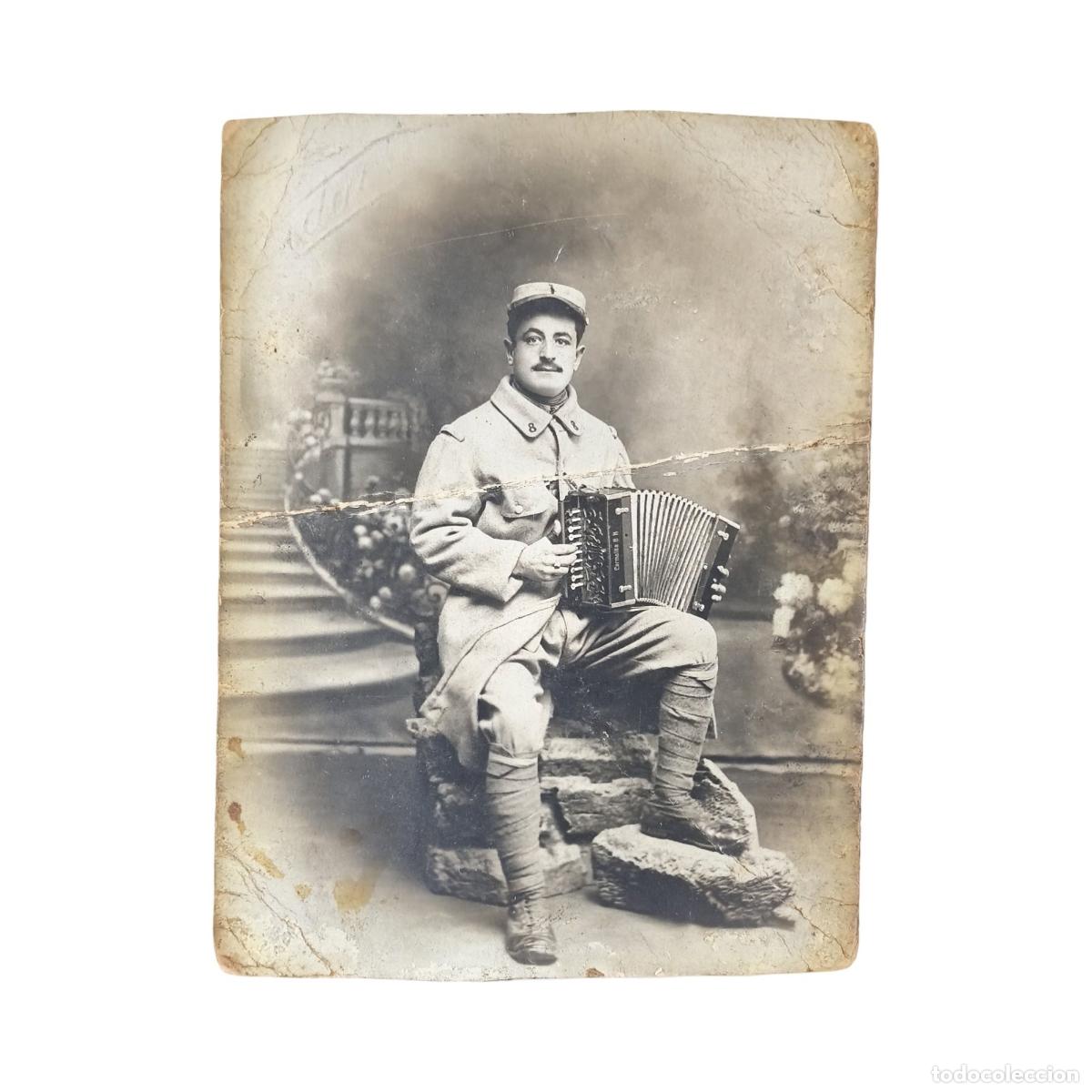 Postal Foto Militar Antigua - Soldado Francés I Guerra Mundial (PGM) Tocando Acordeón - Regimiento 8