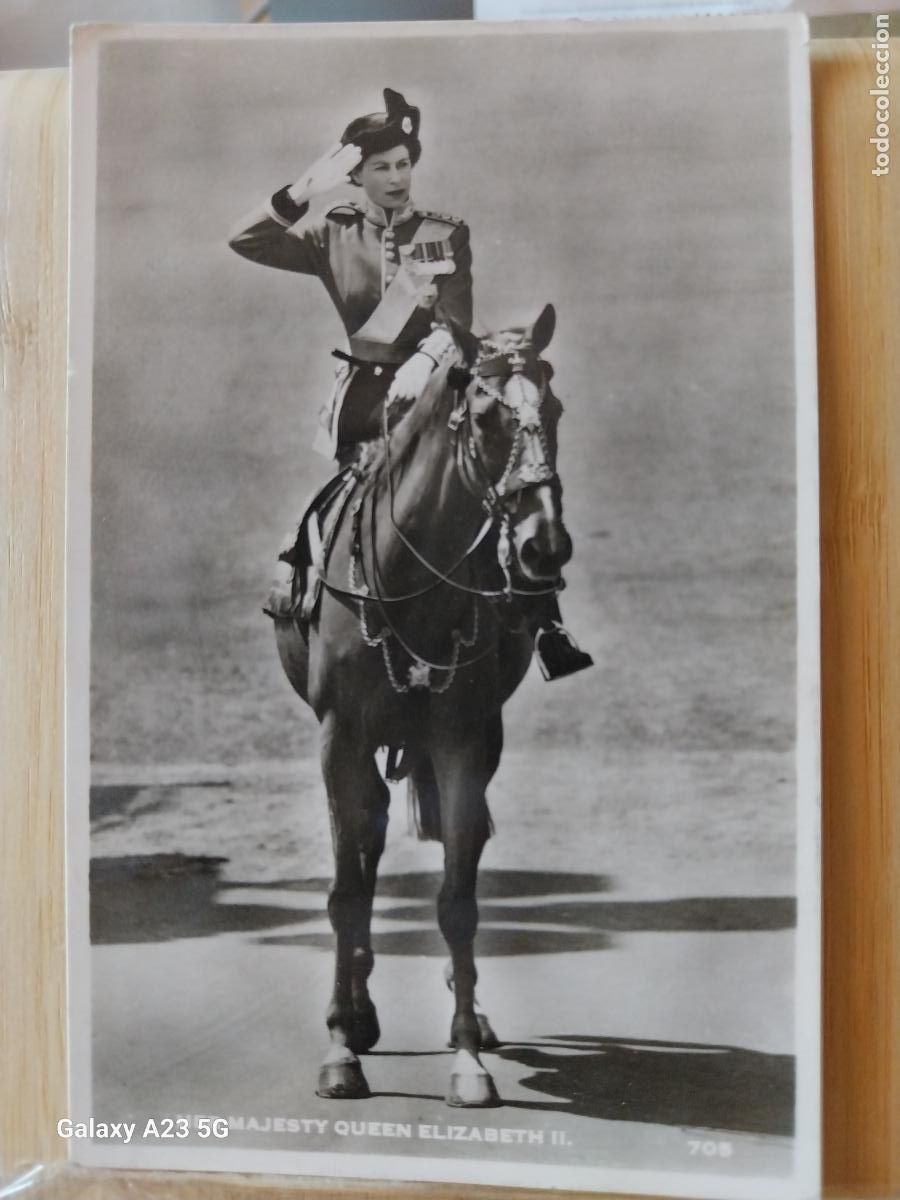 Postales: REINA ISABEL II POSTAL ESCRITA A&Ntilde;O 1953 A CABALLO SALUDANDO BONITA IMAGEN BN