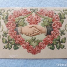 Cartes Postales: POSTAL EN RELIEVE CON CORAZÓN DE FLORES Y MANOS ENTRELAZADAS. ESCRITA EN 1908.. Lote 197414761