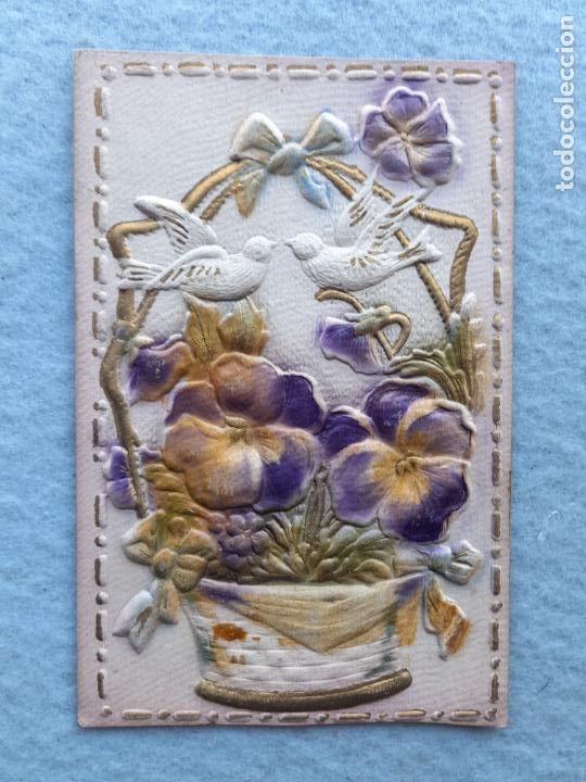 Postales: Postal antigua con relieve de flores y aves. - Foto 1