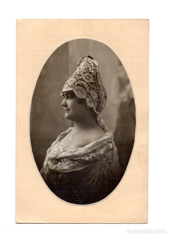 Postkarten: MUJER CON UNA MANTILLA DE ENCAJE TRADICIONAL. POSTAL FOTOGR&Aacute;FICA.