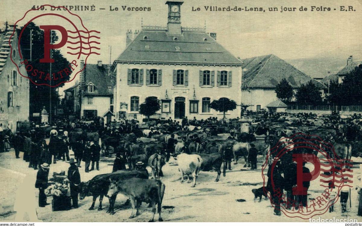 Postales: VILLARD-DE-LANS 38 Dauphin&eacute;, Le Vercors - Un Jour de Foire - Belle animation devant la Mairie - Bo