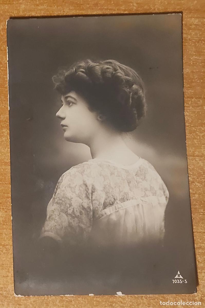 Postales: ostal blanco y negro mujer vestido con flores. Irisa. 2957. 1913. 14x9 cm. Modernista. Art Nouveau.