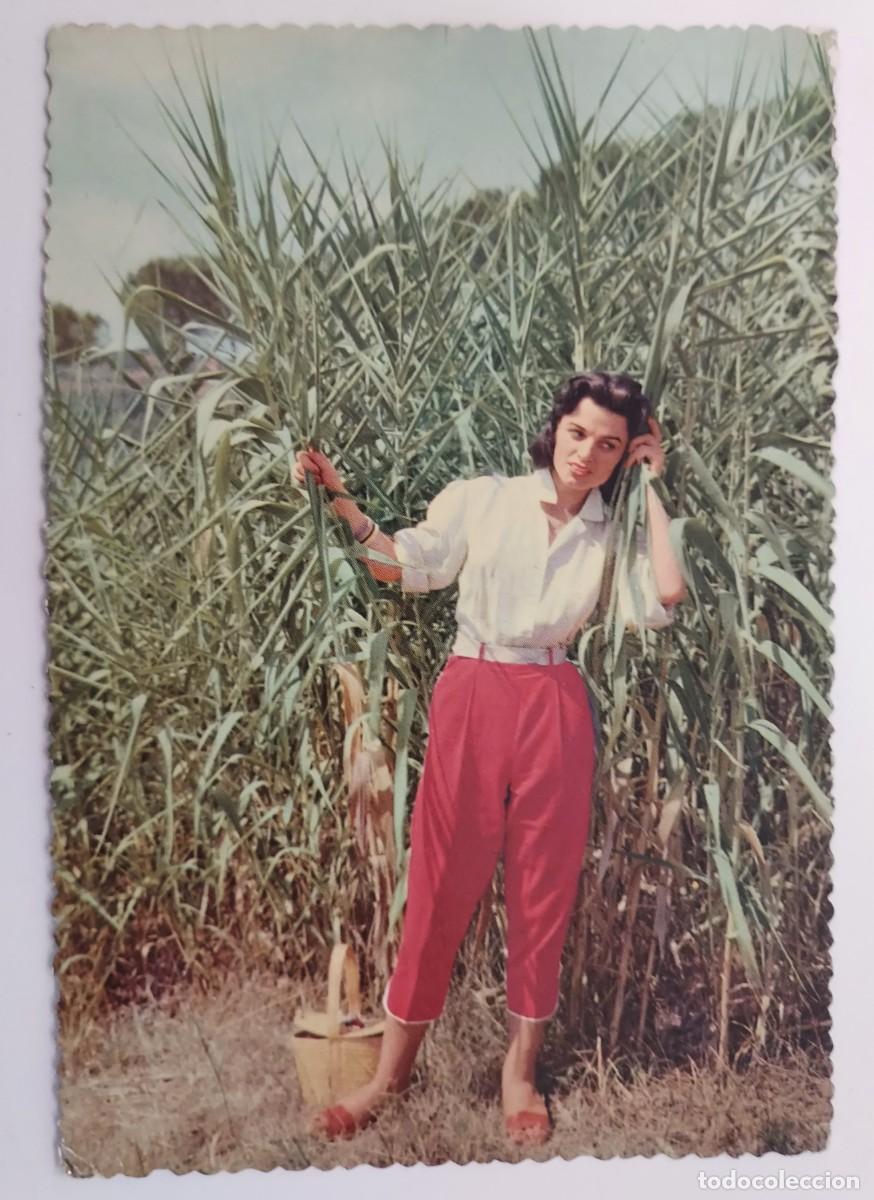 Postkarten: POSTAL VINTAGE MUJER POSANDO EN CA&Ntilde;AVERAL. 1958. SIN CIRCULAR