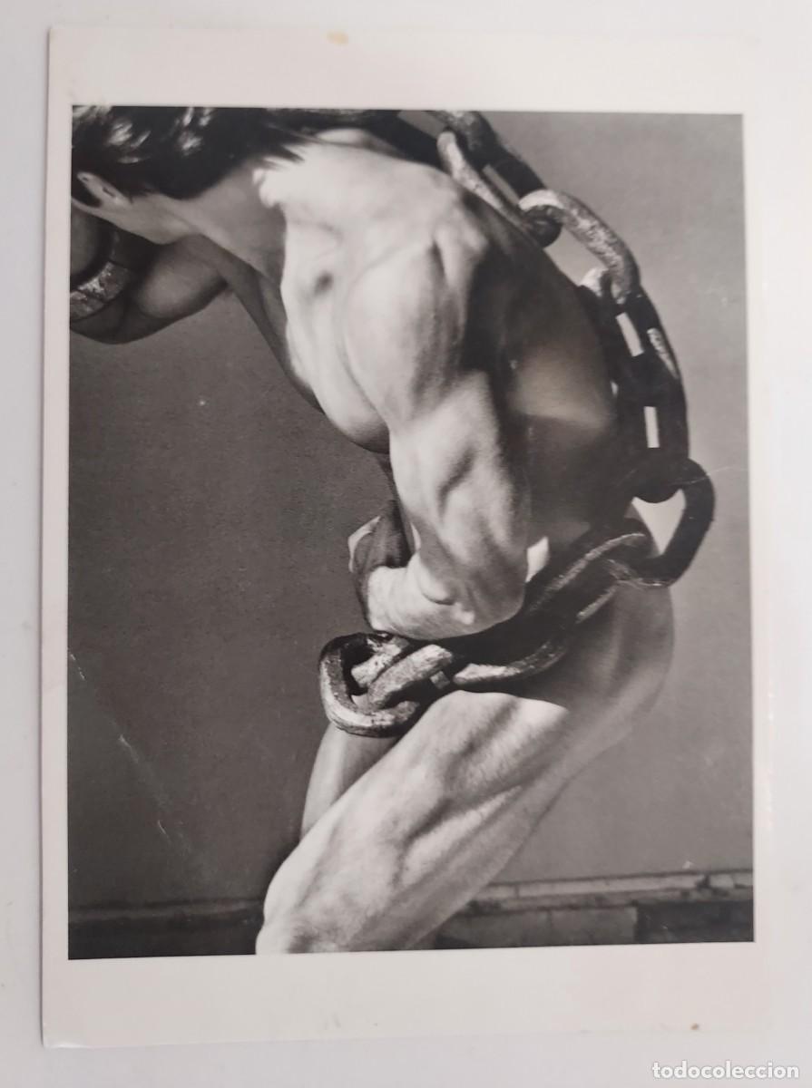 Postales: POSTAL MAN WITH CHAIN, LOS ANGELES 1985. PHOTOGRAPH BY HERB RITTS. S/C
