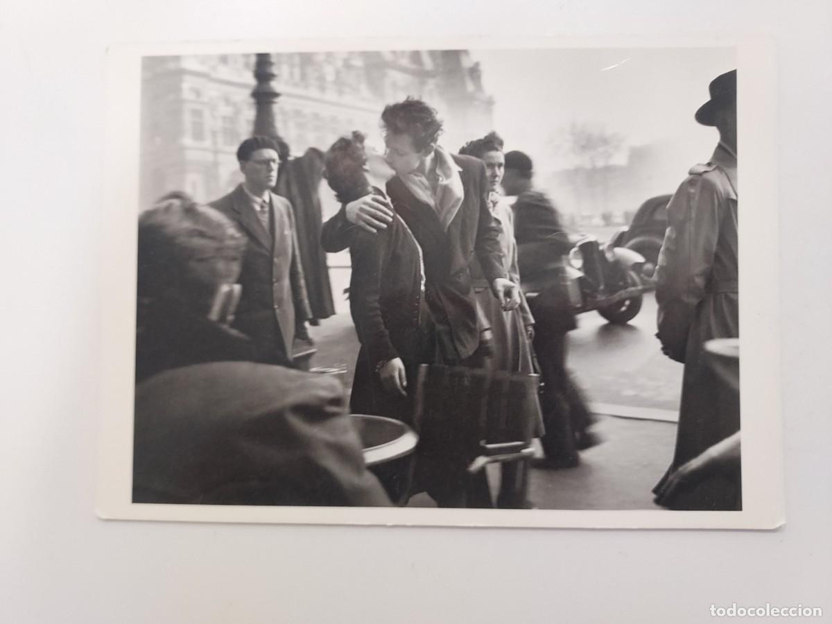Postales: POSTAL KISS BY THE HOTEL DE VILLE, PARIS 1930. PHOTGRAPH BY ROBERT DOISNEAU. S/C, 1983. NY. BESO