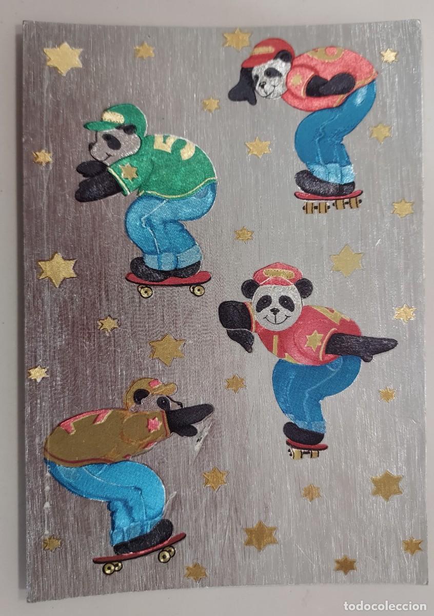 Postales: POSTAL BRILLANTE. OSOS PANDA MONTADOS EN MONOPATIN, SKATE. S/C. ENGLAND. Tipo hologr&aacute;fico
