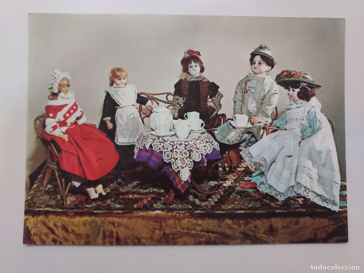 Postales: POSTAL MU&Ntilde;ECAS TOMANDO EL TE. DOLLS' TEA PARTY 1860-1910. THE MUSEUM OF COSTUME, BATH, ENGLAND