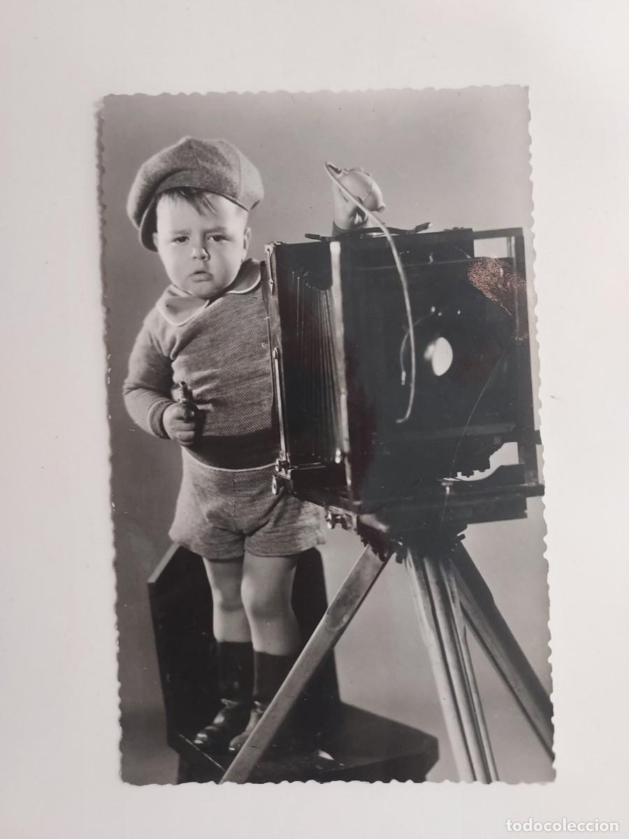 Postales: POSTAL NI&Ntilde;O POSANDO CON CAMARA DE FOTOS DE FUELLE ANTIGUA Y DISPARADOR DE MANO. ESCRITA 1944